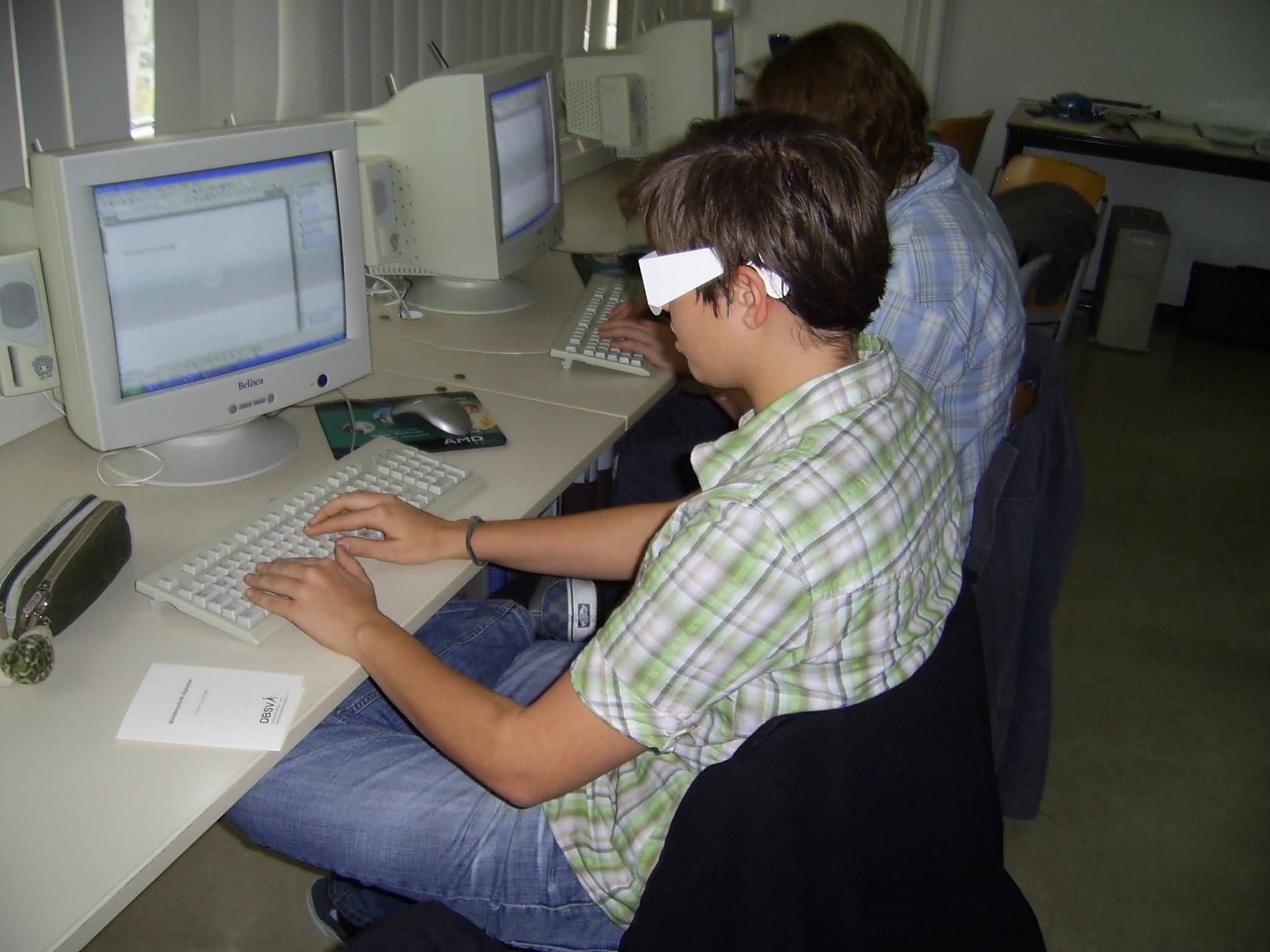 Schreiben mit Brille am Schülerarbeitsplatz